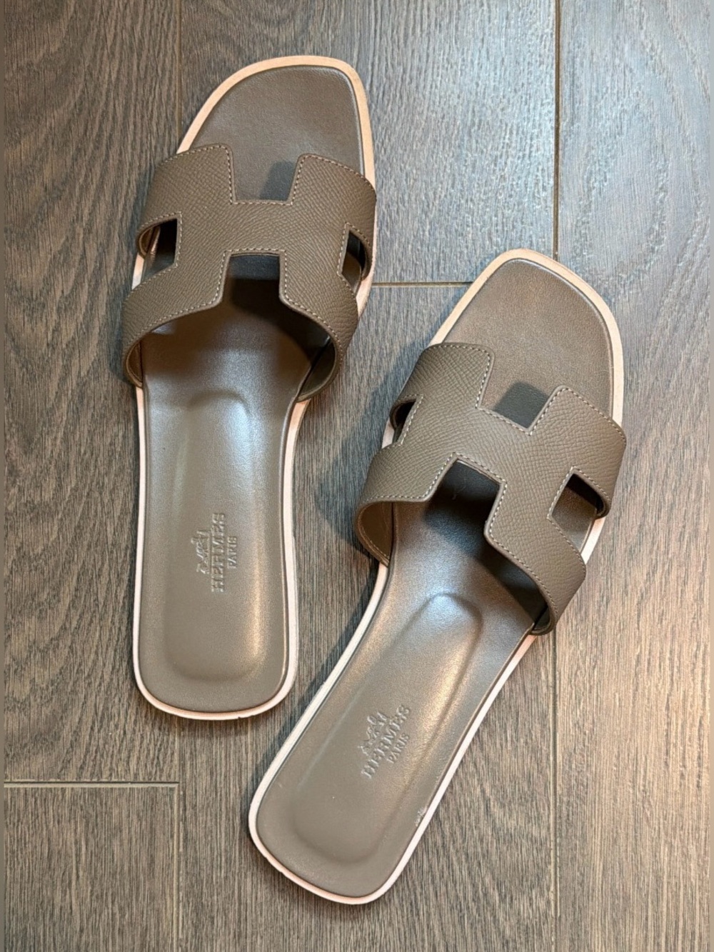 Hermès Oran Sandals, Étoupe, size 39 - Picture 2 of 12